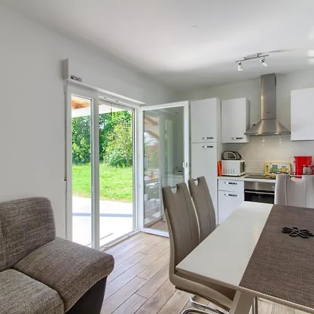 Mit Privatpool Fuer 6 Personen Ca 80 Qm In Valtura, Istrien Suedkueste Von Istrien Vakantiehuis *