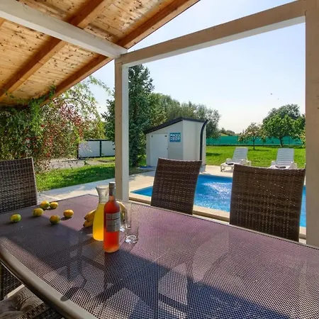 Mit Privatpool Fuer 6 Personen Ca 80 Qm In Valtura, Istrien Suedkueste Von Istrien *