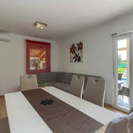 Holiday home Mit Privatpool Fuer 6 Personen Ca 80 Qm In Valtura, Istrien Suedkueste Von Istrien