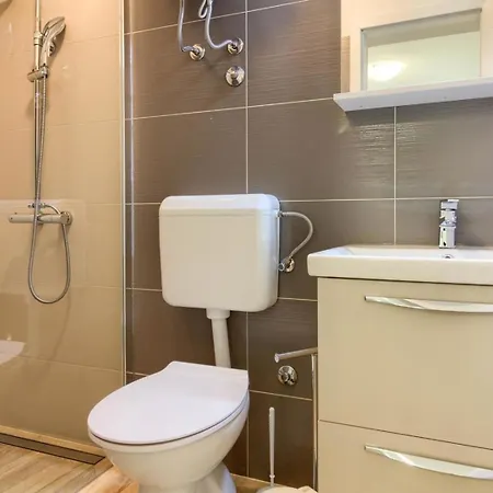 Mit Privatpool Fuer 6 Personen Ca 80 Qm In Valtura, Istrien Suedkueste Von Istrien * Pula