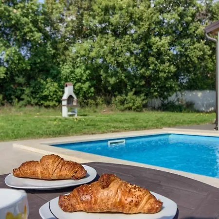 Mit Privatpool Fuer 6 Personen Ca 80 Qm In Valtura, Istrien Suedkueste Von Istrien Holiday home Pula