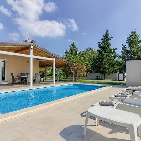 Mit Privatpool Fuer 6 Personen Ca 80 Qm In Valtura, Istrien Suedkueste Von Istrien * Pula