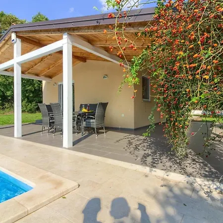 Mit Privatpool Fuer 6 Personen Ca 80 Qm In Valtura, Istrien Suedkueste Von Istrien